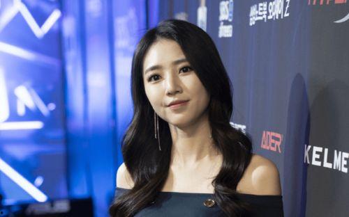 娱乐吃瓜女生主持戴眼镜